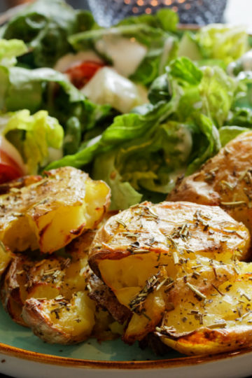 Quetschkartoffeln aus dem Backofen mit Salat