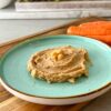 Das Bild zeigt eine Portion Dattelhummus