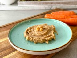 Das Bild zeigt eine Portion Dattelhummus