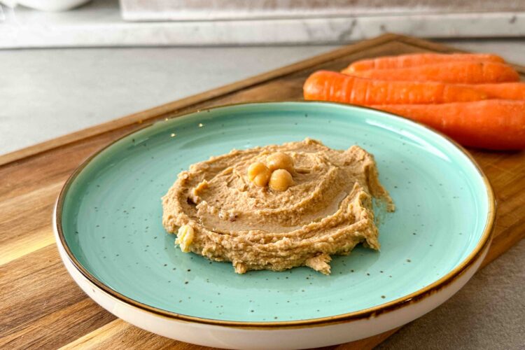 Das Bild zeigt eine Portion Dattelhummus
