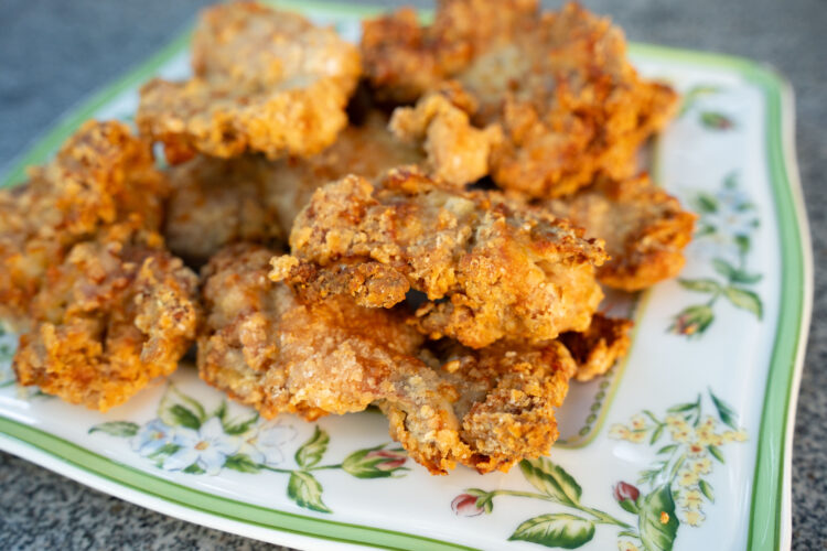 Knuspriges Karaage aus dem Airfryer auf einem Teller